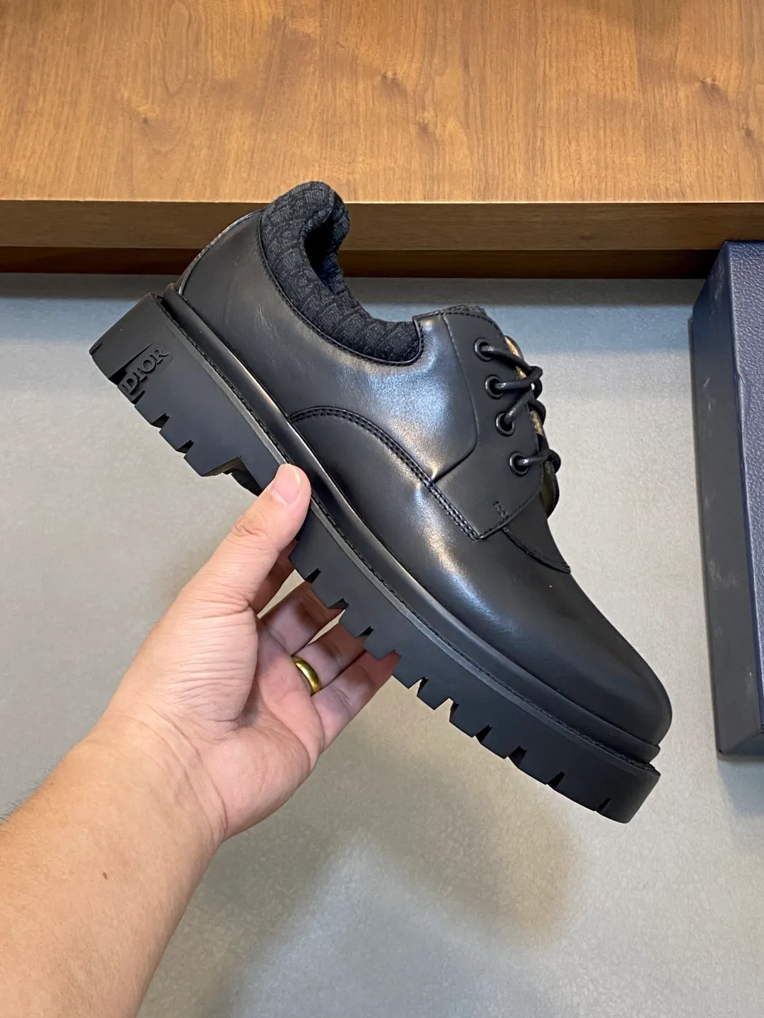 [DIOR] Top P: 820💰 Size: 39-44 (38.45. Can be customized) 2025ss Dior Dio* - Autumn and winter luxury men's moccasin shoes, purely handmade, both inside and outside are imported first-layer cowhide, high-end boutique and exquisite craftsmanship. Original TPU combination outsole. Wear a noble gentleman's taste. The best last type has been carefully debugged. Comfortable.